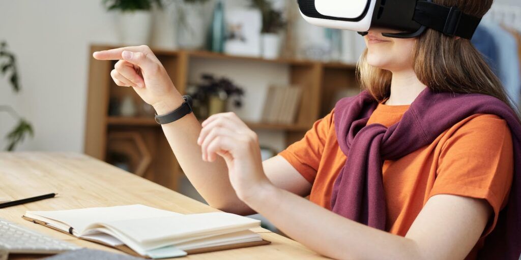 The Future of Virtual Reality in Interpreter Training: How Technology is Improving Immersive Learning Experience