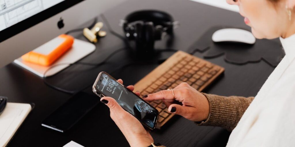 The Impact of Technology on Interpreting for Business and Commerce: How Digital Tools are Improving Global Communication
