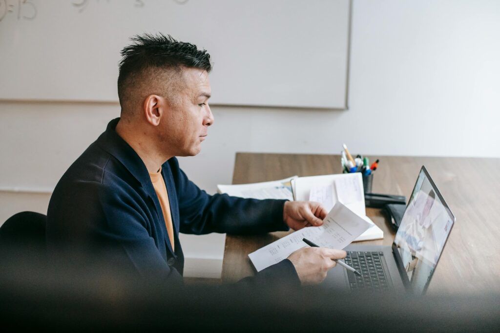 How ASL Interpreters Handle Interruptions or Distractions During an Interpreting Assignment
